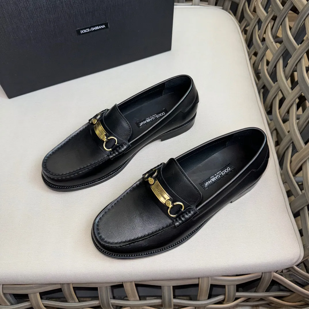 💰¥960 D&G cowhide moccasin loafers for men｜Embellished with DG hardware nameplate｜Made of imported calfskin｜Retro and shiny texture complement each other｜Release charming tones to outline a confident posture｜Imported calfskin + cowhide lining + Italian leather outsole Size: 39-44 (38.45 custom-made)